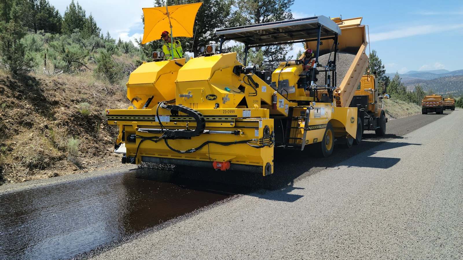 Pavimentadora em operação em via do Rio Grande do Sul